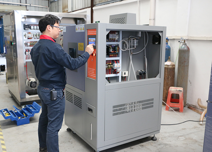 正航儀器車間技術(shù)人員現(xiàn)場(chǎng)調(diào)式恒定濕熱試驗(yàn)箱